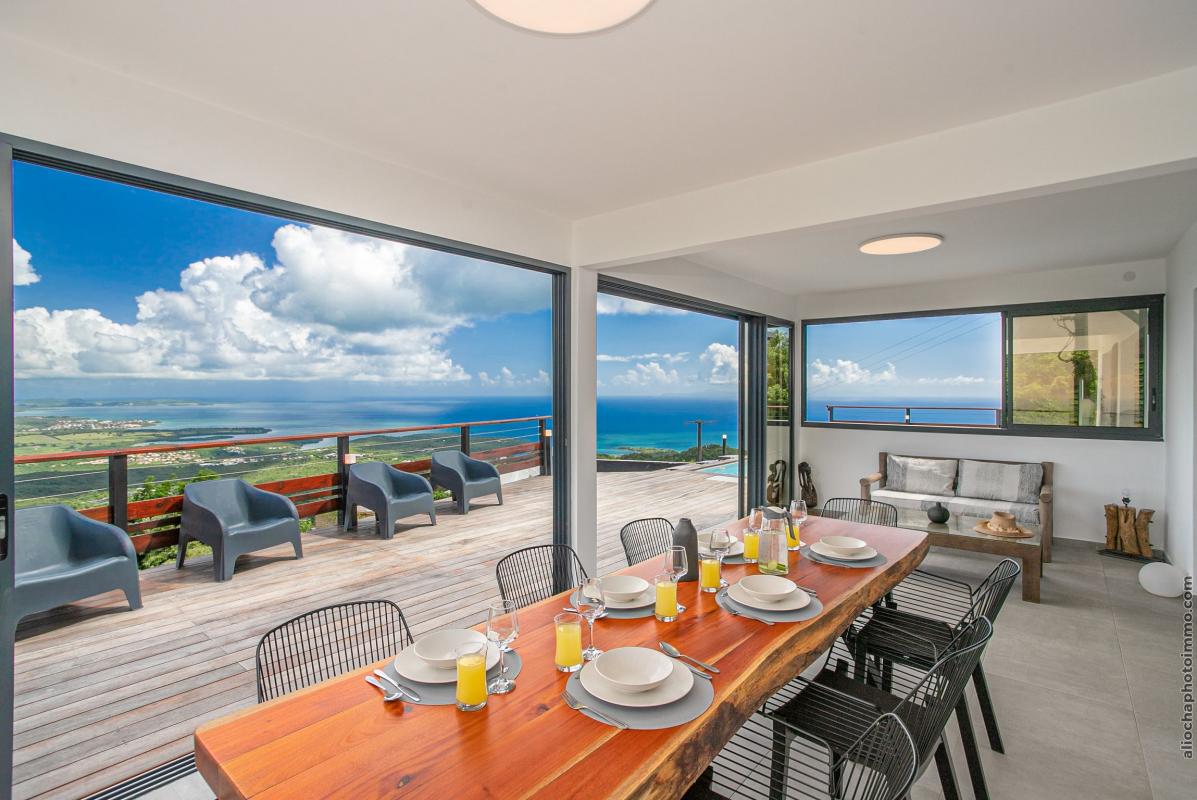 Location villa luxe Le Diamant Martinique - Espace repas avec vue mer